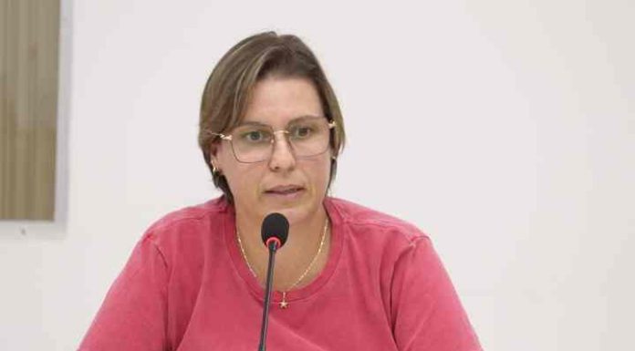 Camila Luchtenberg depõe na CPI da educação em Penha