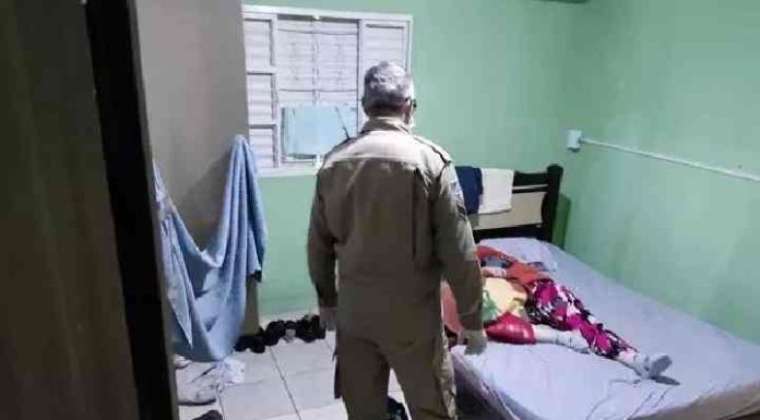 CRUEL Mãe é morta a facadas pelo próprio filho enquanto dormia