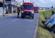 Motorista capota carro na marginal da BR-101 em Barra Velha