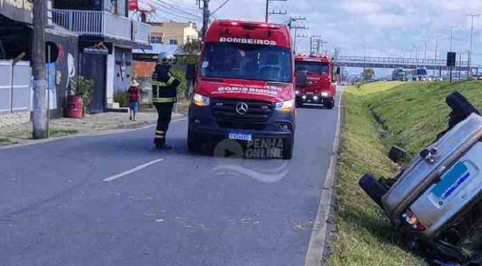 Motorista capota carro na marginal da BR-101 em Barra Velha