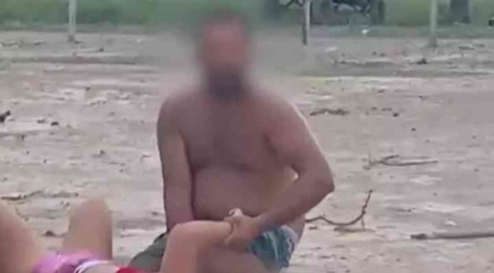 Homem filmado espancando mulher é morto ao tentar esfaquear PM