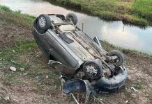 Carro capota na Estrada Geral do Baú em Ilhota