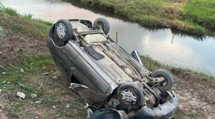 Carro capota na Estrada Geral do Baú em Ilhota