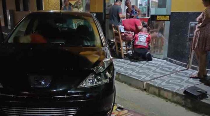 Acidente em Penha deixa mãe e filha feridas