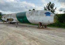 Avião que será a nova pista de dança Jet Set já está no Surreal Park em Camboriú