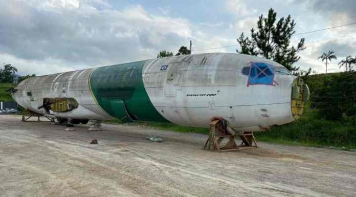 Avião que será a nova pista de dança Jet Set já está no Surreal Park em Camboriú