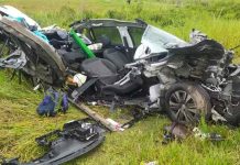 Mãe e filha de 4 anos morrem após carro sair de pista e capotar na BR-101 em SC
