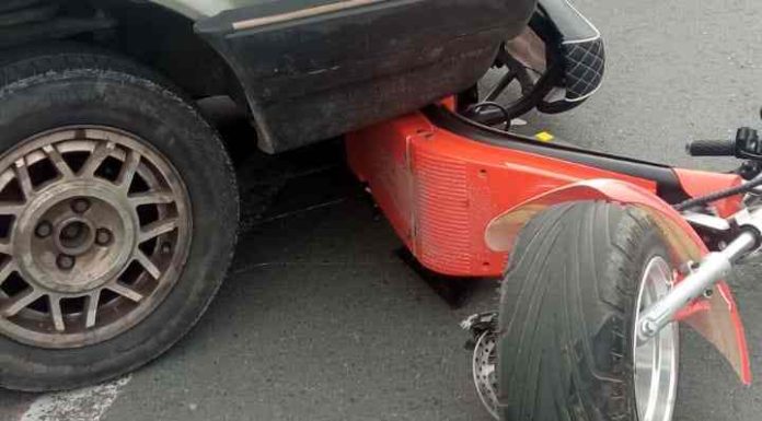 Mulher fica ferida em batida entre carro e bicicleta elétrica