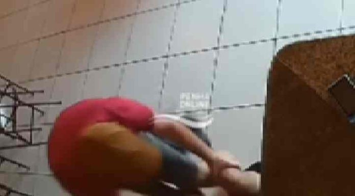 Andarilho leva uma surra de comerciante de Piçarras