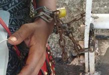Mulher é resgatada após ficar acorrentada pela família por 20 anos