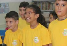 Alunos de São João do Itaperiú recebem uniforme no primeiro dia de aula