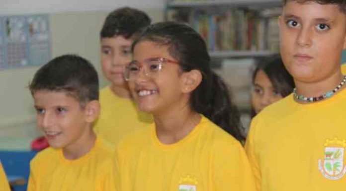 Alunos de São João do Itaperiú recebem uniforme no primeiro dia de aula