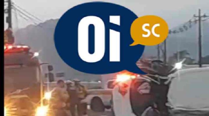 Carro sai da pista, bate em poste e condutora fica ferida em Itajaí