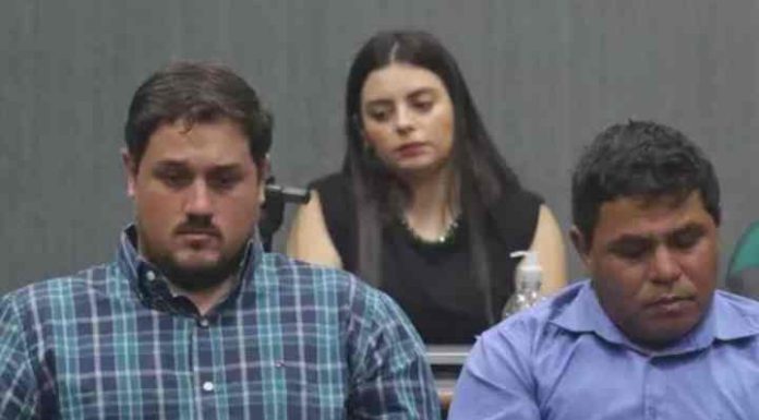 Dupla matou adolescente ao introduzir bico de compressor no ânus da vítima