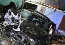 Carro bate em poste, atinge casa e deixa duas pessoas feridas