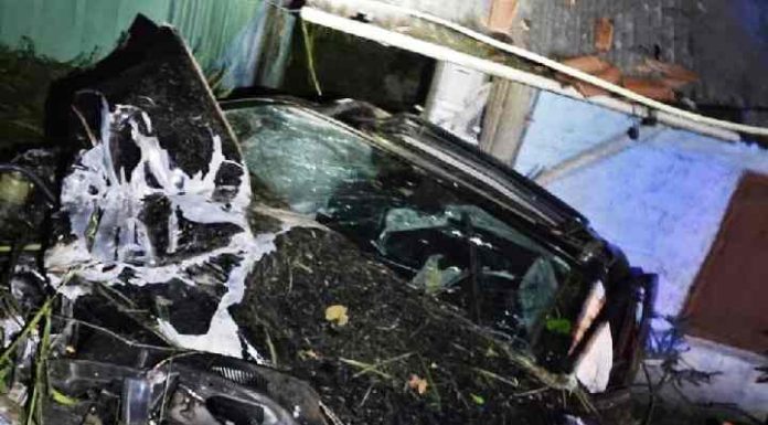 Carro bate em poste, atinge casa e deixa duas pessoas feridas