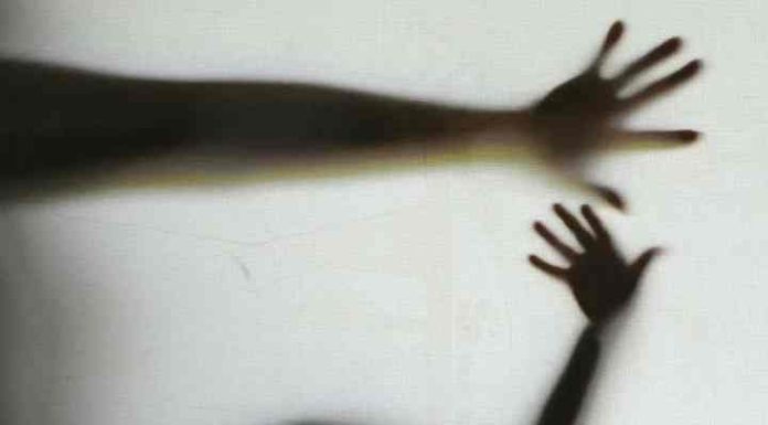 Menina com retardo mental é estuprada pelo padrasto, em São João Batista