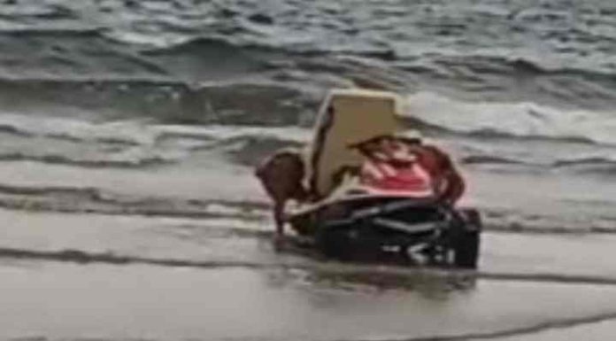 Barco naufraga em Bombinhas; vítima teria ficado à deriva