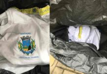 Uniformes novos são jogados no lixo em frente a uma escola de Balneário Piçarras