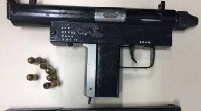 Mulher é flagrada com submetralhadora na BR-101 em Barra Velha