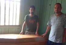 Morador celebra compra do próprio caixão e manda entregar em casa: “era meu sonho”