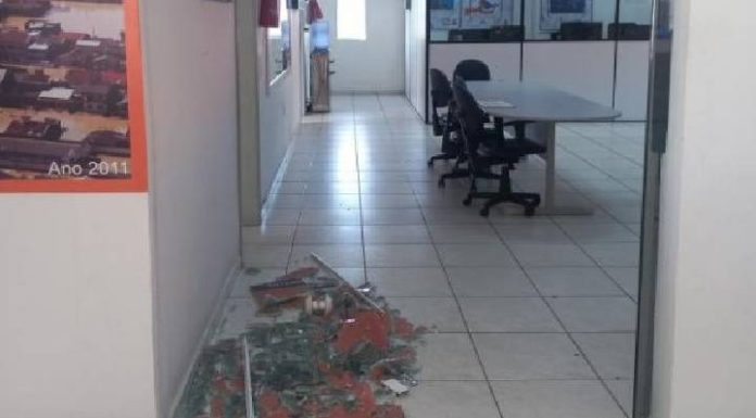 Homem em surto depreda sede da Defesa Civil