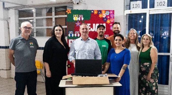 Escola Educar, vencedora do projeto Óleo Solidário, recebe computador doado pela Conasa Águas de Itapema e parceiros