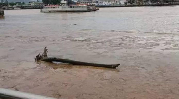 Ferry boat fica à deriva em travessia entre Itajaí e Navegantes