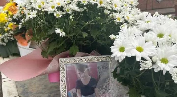 Despedida de menina morta por mãe e padrasto em Indaial gera comoção