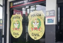 Homem furta cadeira de rodas da Saúde para aplicar golpes pedindo esmola no semáforo em Balneário Piçarras
