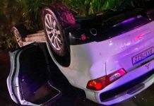 Duas pessoas são hospitalizadas após carro capotar na BR-470, entre Ilhota e Navegantes