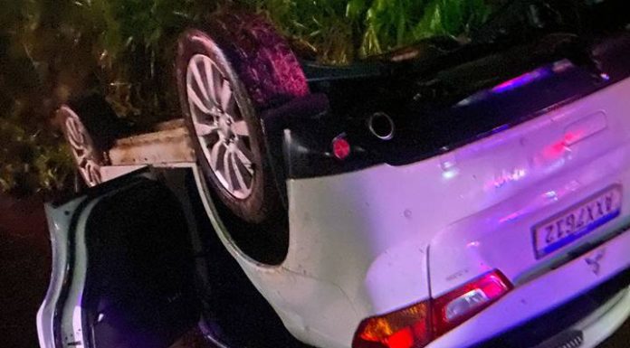 Duas pessoas são hospitalizadas após carro capotar na BR-470, entre Ilhota e Navegantes