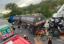 Acidente com 3 caminhões na BR-101 deixa motorista preso às ferragens