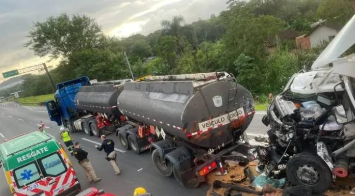 Acidente com 3 caminhões na BR-101 deixa motorista preso às ferragens