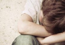 Mulher é presa por causar ferimentos no olho e pernas do filho de 10 anos