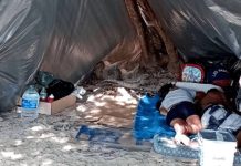 Casal monta barraca e vive tranquilo na areia da praia de Penha