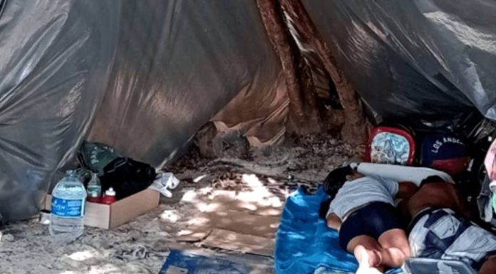 Casal monta barraca e vive tranquilo na areia da praia de Penha