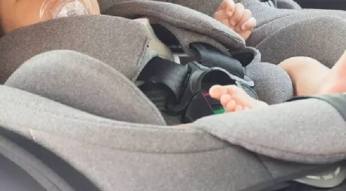 Bebê morre após ser esquecido pela mãe dentro do carro em SC