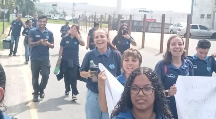 Trabalhadores da Mazzini/Ambev fazem greve na sede da empresa em Itajaí