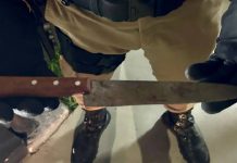 Mulher atacada a golpes de faca por um homem é salva pela policia em SC