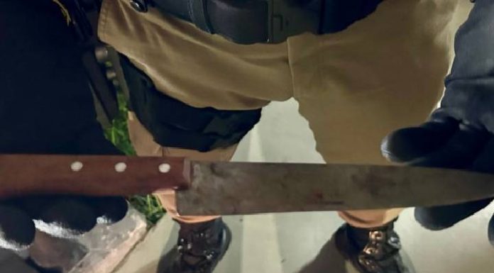 Mulher atacada a golpes de faca por um homem é salva pela policia em SC