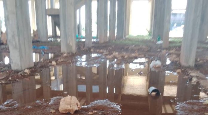 Obra do PA 24h em Barra Velha acumula água parada