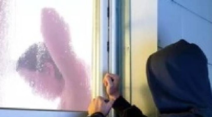 Tarado invade casa e observa mãe e filha durante banho em SC