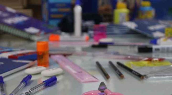Secretaria de Educação de Penha entrega material escolar