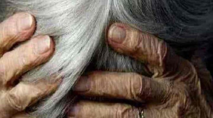 Homem agride mãe de 70 anos com cadeirada em Itajaí