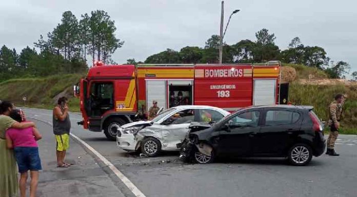 Mulher é resgatada pelos bombeiros em acidente na BR-470