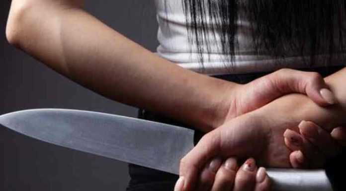 Mulher toma um tapa e reage esfaqueando o marido