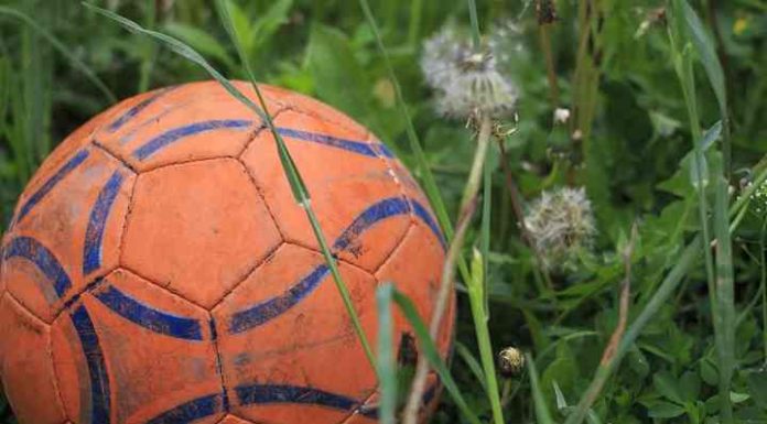 Homem é morto pelo vizinho em discussão por bola que caiu no quintal em SC