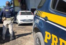 PRF recupera carro furtado em Chapecó no ferro velho de Piçarras