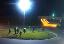 Guerra dos Limões rende risadas e é tradição pré-Páscoa em Barra Velha